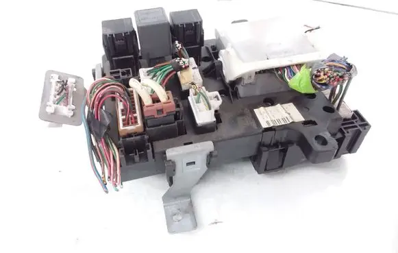 Nissan Primera Fuse module 285519F924 0K070185