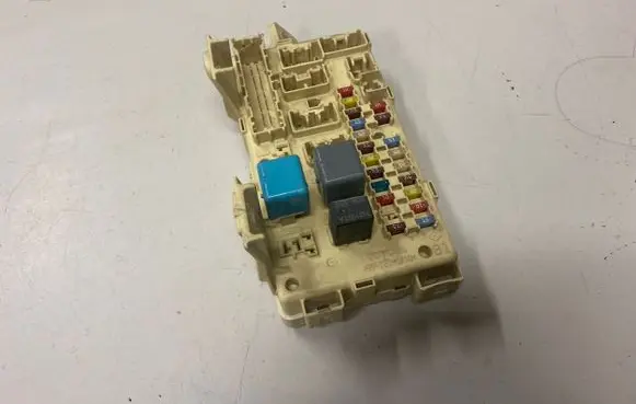 Toyota Avensis T250 Fuse module 8264105020A 1460693879 06111609453203