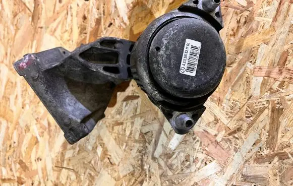 Mercedes-Benz C W204 Engine mount bracket A2122406317