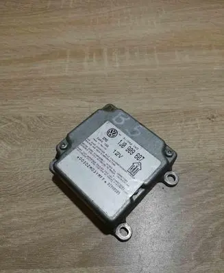 Volkswagen PASSAT B5 Airbag control unit/module 1J0909607