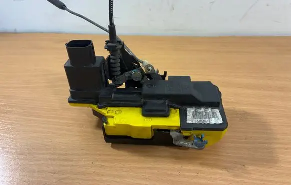 Volvo V70 Front door lock 30599361
