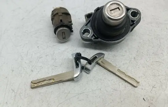 BMW 7 E65 E66 Front door lock (next to the handle) 