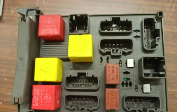 Renault Espace - Grand espace IV Fuse module 518835004 8200283817 8200004201E