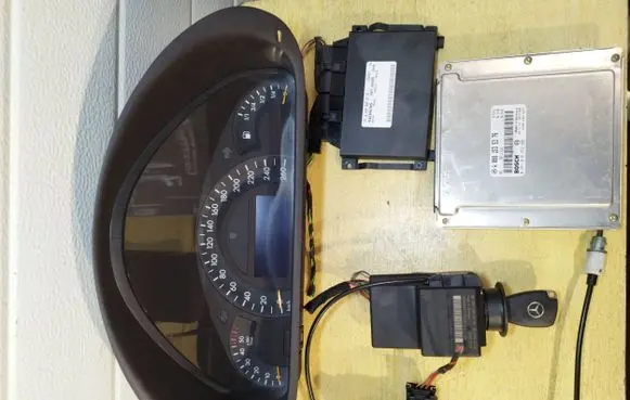 Mercedes-Benz C W203 Ignition lock 2035450508 A0001535379 A2034620630