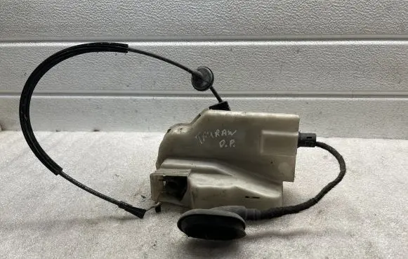 Volkswagen Touran I Front door lock 1T0837086