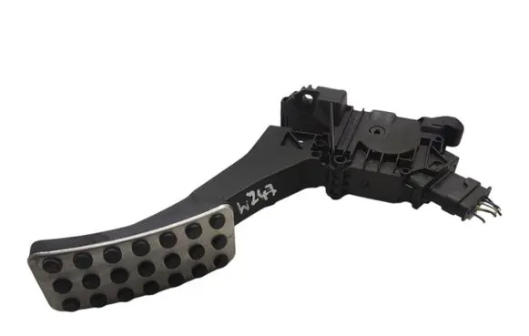 Accelerator throttle pedal