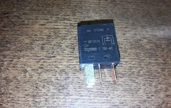 Volvo S40, V40 Other relay MB953382