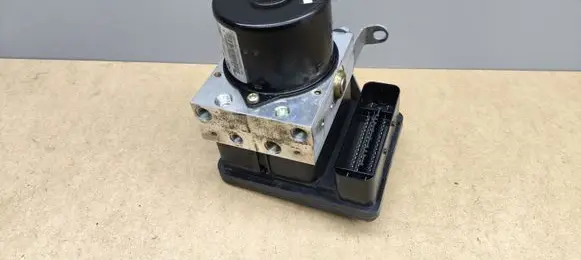 BMW 1 E81 E87 ABS Pump 6772214