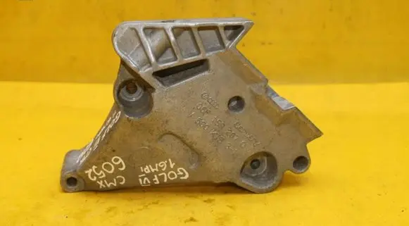 Volkswagen Golf VI Engine mounting bracket