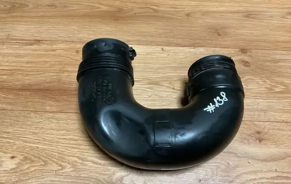 Volkswagen PASSAT B6 Air intake hose/pipe 1K0129618AT