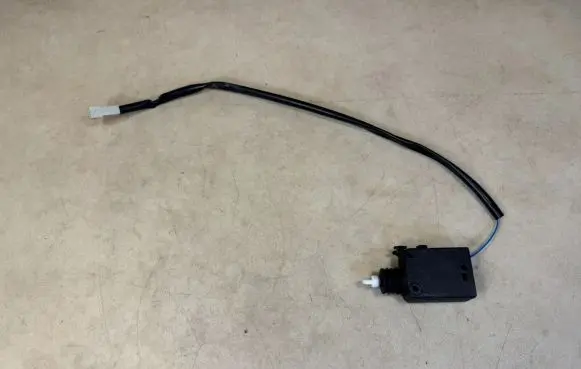 Mercedes-Benz G W461 W463 1st Gen Front door lock A0048202542