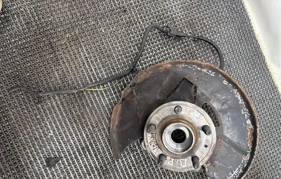 Opel Insignia A Front wheel hub 