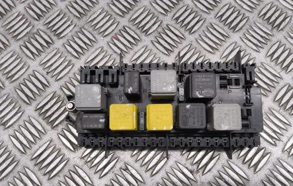 Mercedes-Benz ML W166 Fuse module A1669063801 P3240311 05362473