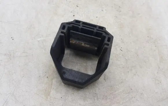BMW 5 E39 Radiator mount bracket 17117524956 7524956