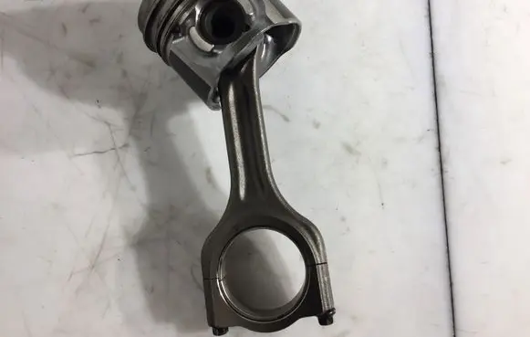 Ford Connect Piston with connecting rod 75L101