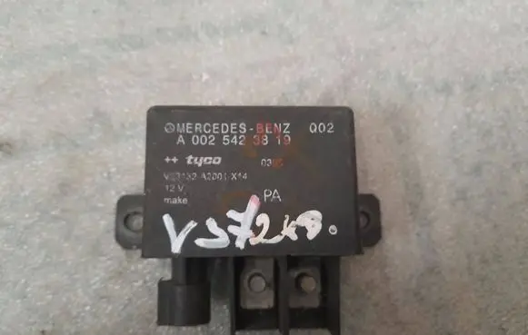 Mercedes-Benz E W211 Charging relay A0025423819 0025423819