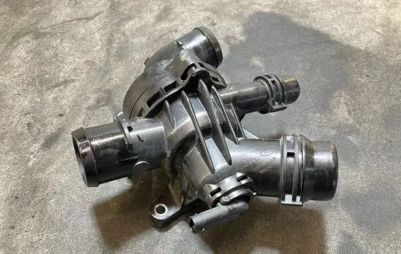 Land Rover Evoque II Thermostat housing L8D28575AB