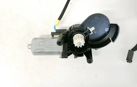 Mercedes-Benz C W203 Seat adjustment motor A2038202042KZ 82041806-5