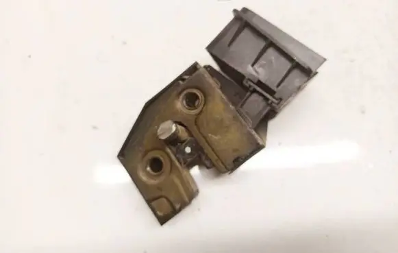 Volkswagen PASSAT B5 Seat back rest lock catch 33398644L