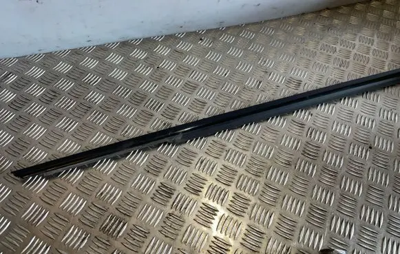 Mercedes-Benz C W204 Rubber seal front door window/glass 