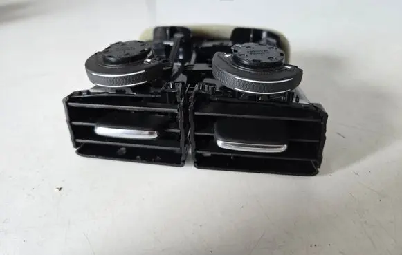 Volvo XC90 Dash center air vent grill 31365121