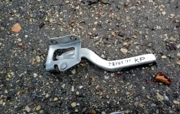 Toyota Prius (XW30) Engine bonnet/hood hinges