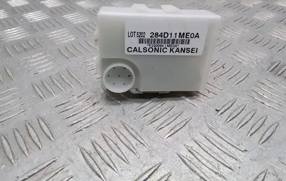 Infiniti Q70 Y51 Door central lock control unit/module 284D11ME0A L0T5202 F2200941ME0A