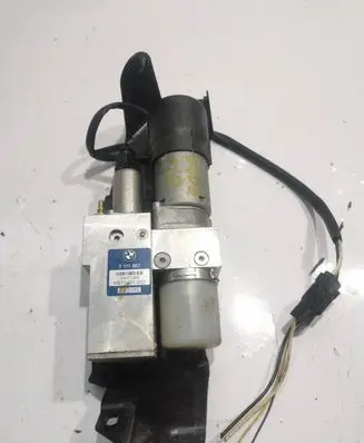 BMW 5 E60 E61 Tailgate hydraulic pump motor 7111867