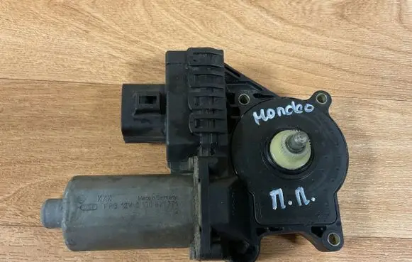 Ford Mondeo Mk III Front door window regulator motor 0130821771