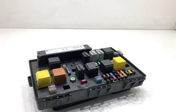 Opel Zafira B Fuse box set 13206753HA