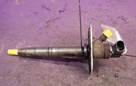 Audi A8 S8 D3 4E Fuel injector 057130277M