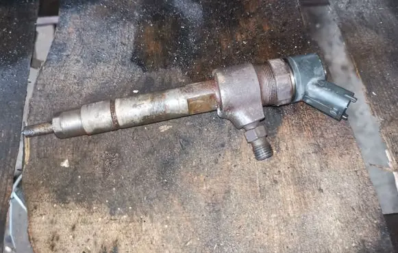 Opel Zafira B Fuel injector 0445110165