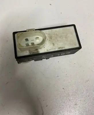 Volkswagen Golf III Coolant fan relay 357919506D