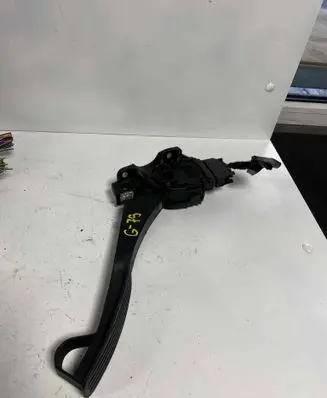 Accelerator throttle pedal