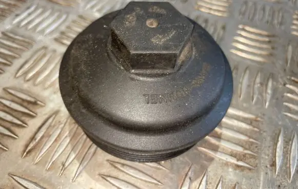 Volkswagen PASSAT B6 Oil filter cover 045115433E