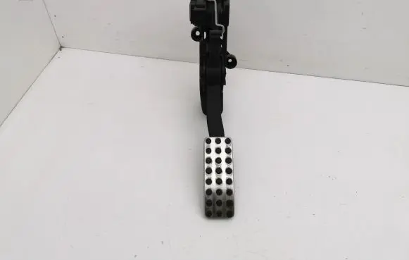 Mercedes-Benz B W245 Accelerator throttle pedal A1693000904