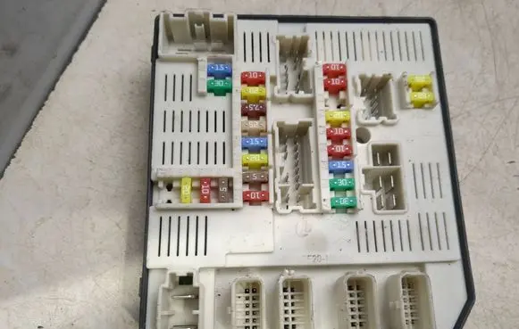 Renault Megane II Fuse module 284B60168R 9636357613 519331E01