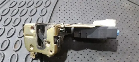 Mitsubishi Carisma Front door lock