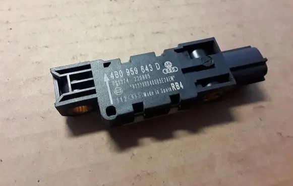 Volkswagen Golf IV Airbag deployment crash/impact sensor 4B0959643D 011374220905