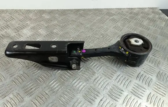 Suzuki SX4 S-Cross Engine mount bracket