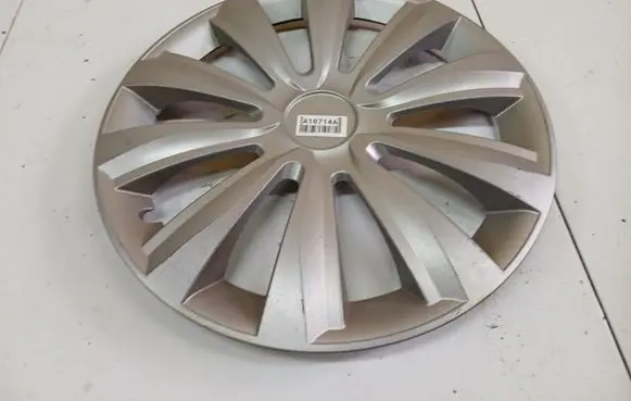 Toyota Avensis T250 R16 wheel hub/cap/trim 