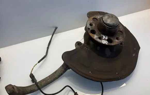 Mercedes-Benz CLS C219 Front wheel hub A2113306420 2113306420