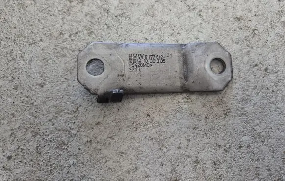 BMW 6 F12 F13 Sway bar bush bracket, front 6777642