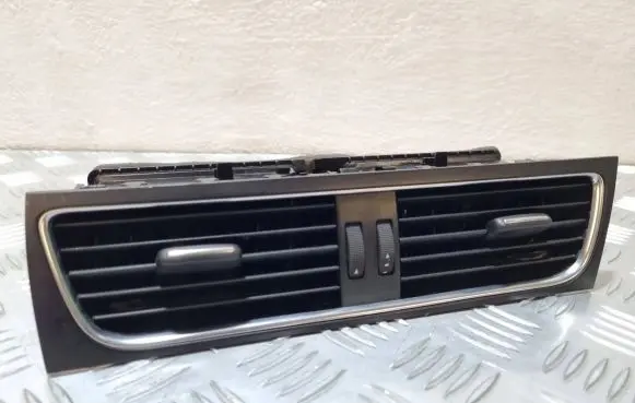 Audi A5 Sportback 8TA Dash center air vent grill 8T2820951B