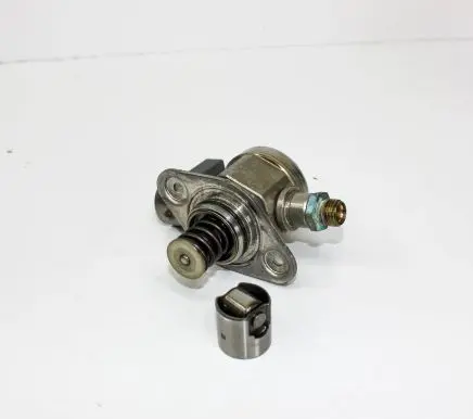 Audi Q3 8U Fuel injection high pressure pump 06H127025Q