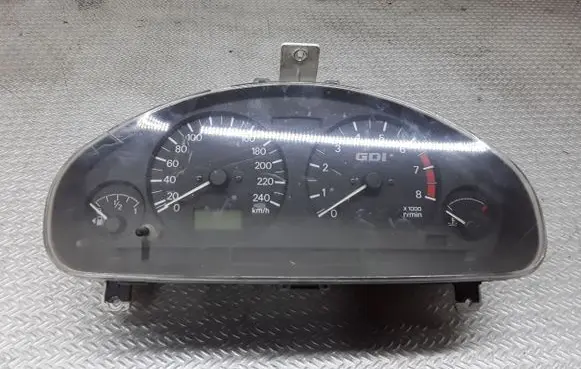 Mitsubishi Carisma Speedometer (instrument cluster) 0P0179001
