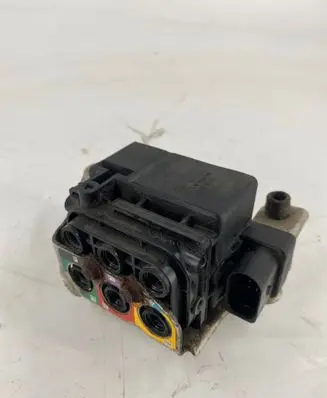 Audi Q7 4L Air suspension valve block 7L0616251 15152400082 4283850