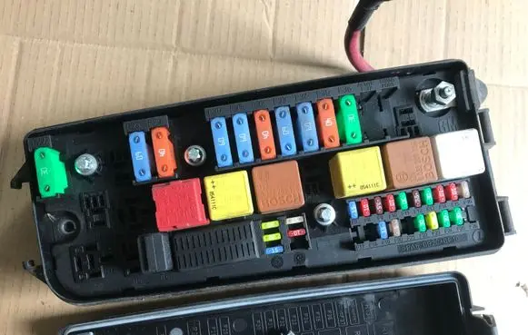 Opel Signum Fuse module 13205799 24438039
