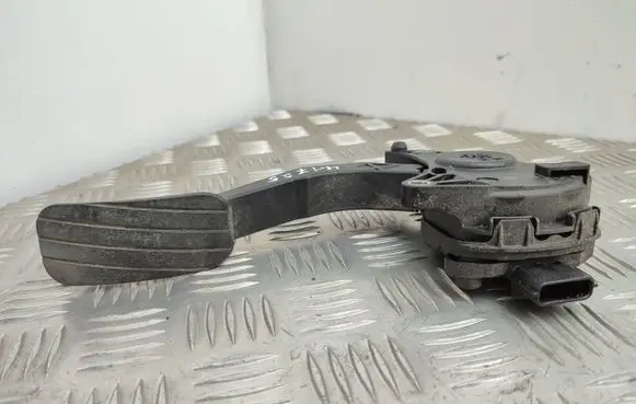Accelerator throttle pedal