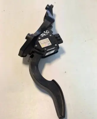 Accelerator throttle pedal